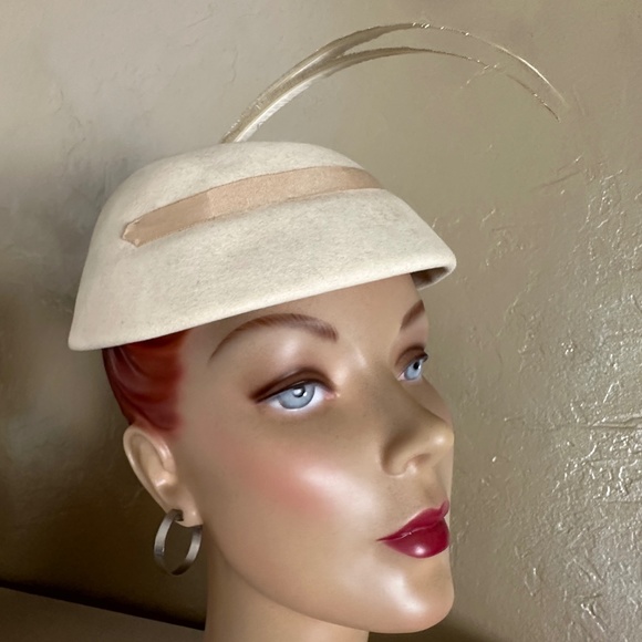 ELEGANT 1950s\' WINTER WHITE FELT TOQUE WITH TALL FEATHERS main image 11